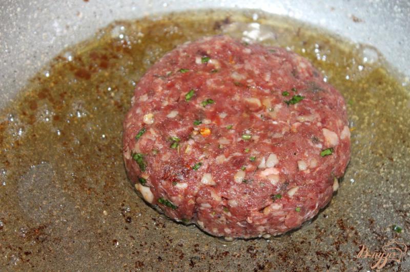 Фото приготовление рецепта: Домашний гамбургер с котлетой и сырным соусом шаг №4
