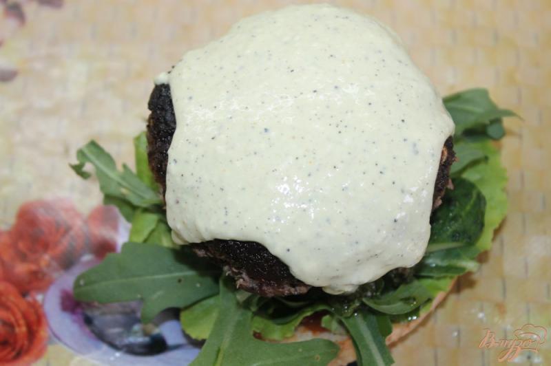 Фото приготовление рецепта: Домашний гамбургер с котлетой и сырным соусом шаг №7
