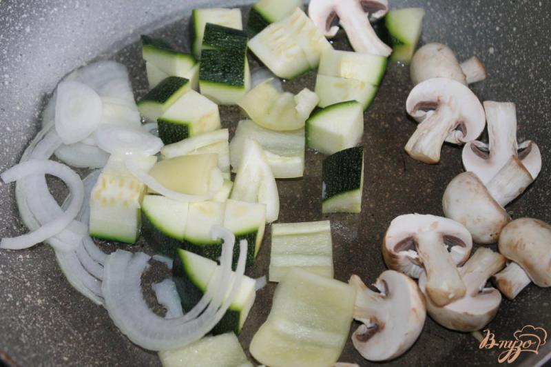 Фото приготовление рецепта: Теплый овощной салат с фетой шаг №2