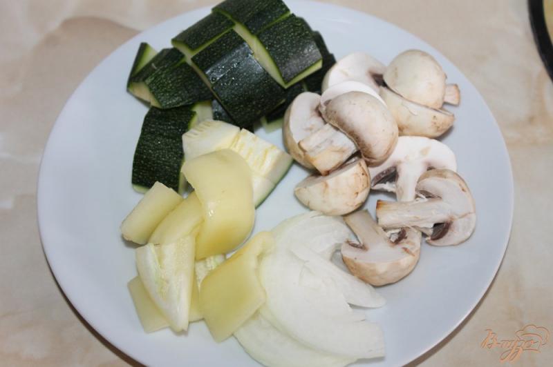Фото приготовление рецепта: Теплый овощной салат с фетой шаг №1