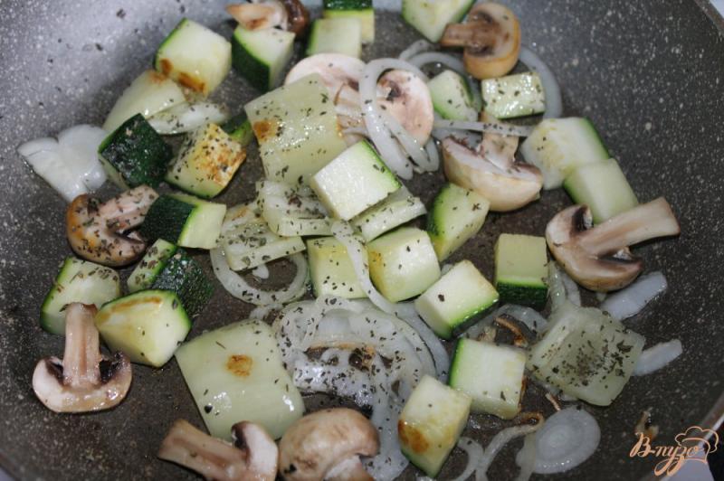 Фото приготовление рецепта: Теплый овощной салат с фетой шаг №3