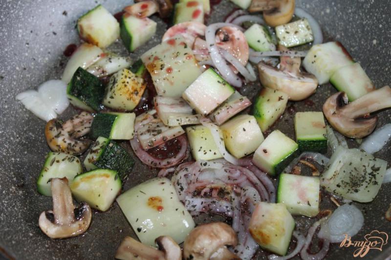 Фото приготовление рецепта: Теплый овощной салат с фетой шаг №4