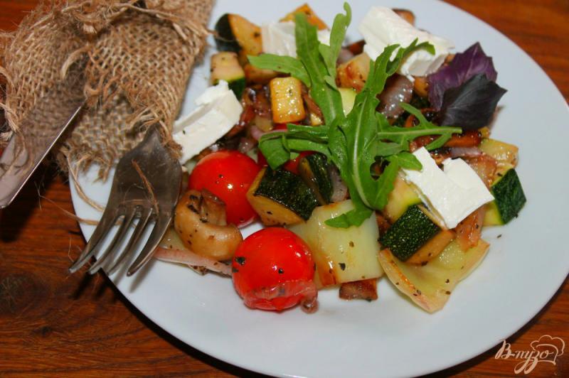 Фото приготовление рецепта: Теплый овощной салат с фетой шаг №6