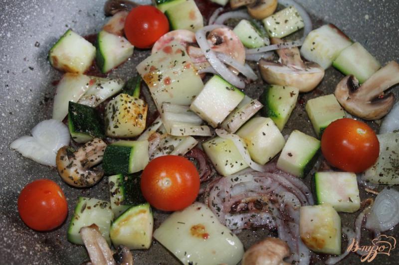 Фото приготовление рецепта: Теплый овощной салат с фетой шаг №5