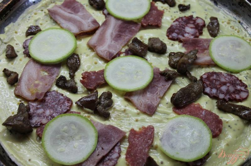 Фото приготовление рецепта: Домашняя пицца с беконом, помидорами и шпинатом шаг №3