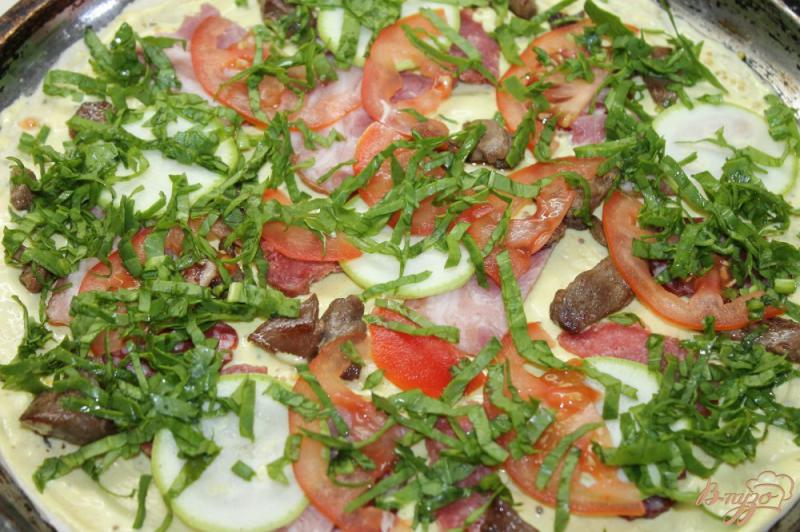 Фото приготовление рецепта: Домашняя пицца с беконом, помидорами и шпинатом шаг №4