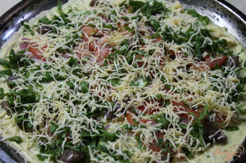 Фото приготовление рецепта: Домашняя пицца с беконом, помидорами и шпинатом шаг №5