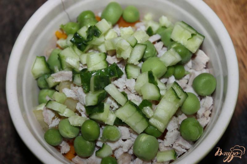 Фото приготовление рецепта: Сытный салат со свининой и молодым горохом шаг №5