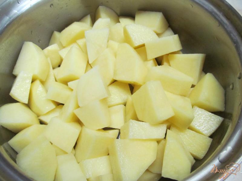 Фото приготовление рецепта: Картофельный салат с огурцом и яйцом шаг №1