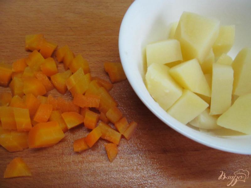 Фото приготовление рецепта: Картофельный салат с огурцом и яйцом шаг №4