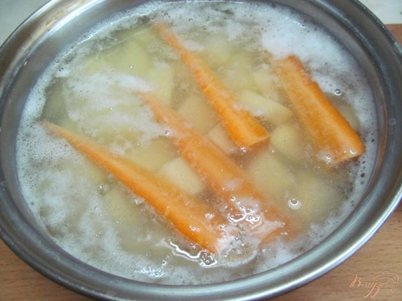 Фото приготовление рецепта: Картофельный салат с огурцом и яйцом шаг №2