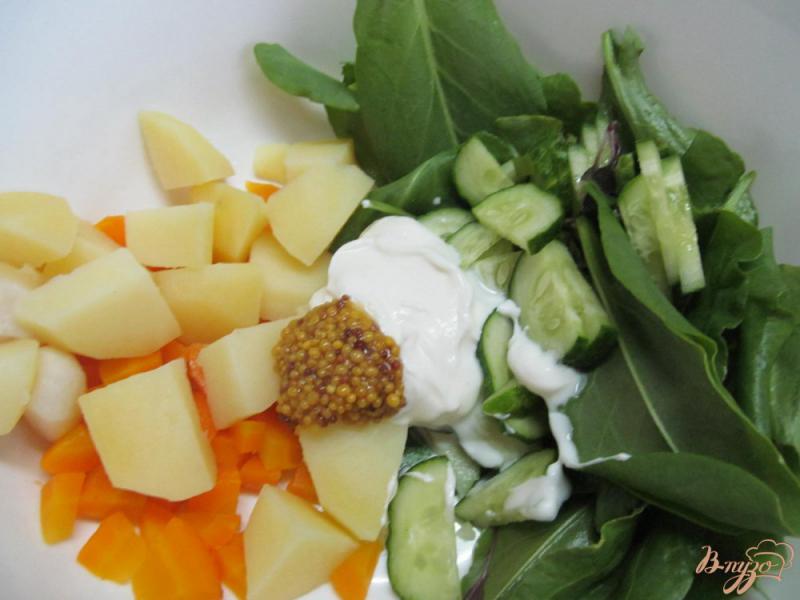 Фото приготовление рецепта: Картофельный салат с огурцом и яйцом шаг №6