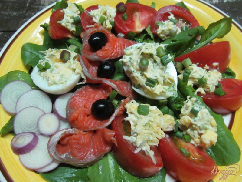 Фото приготовление рецепта: Салат с  рыбой и фаршированными яйцами шаг №4