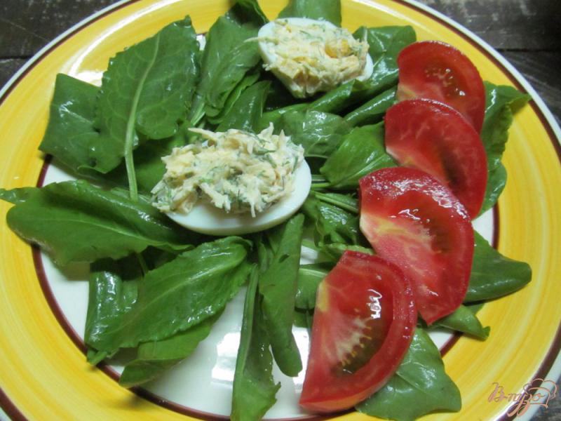Фото приготовление рецепта: Салат с  рыбой и фаршированными яйцами шаг №3