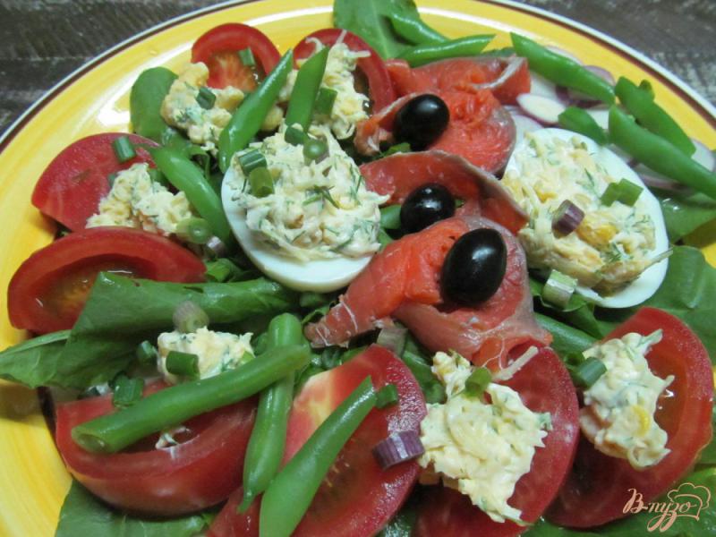 Фото приготовление рецепта: Салат с  рыбой и фаршированными яйцами шаг №5
