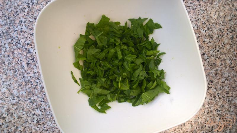 Фото приготовление рецепта: Салат со шпинатом, яйцом и сухариками шаг №1