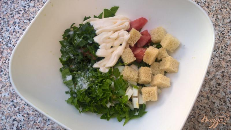 Фото приготовление рецепта: Салат со шпинатом, яйцом и сухариками шаг №3