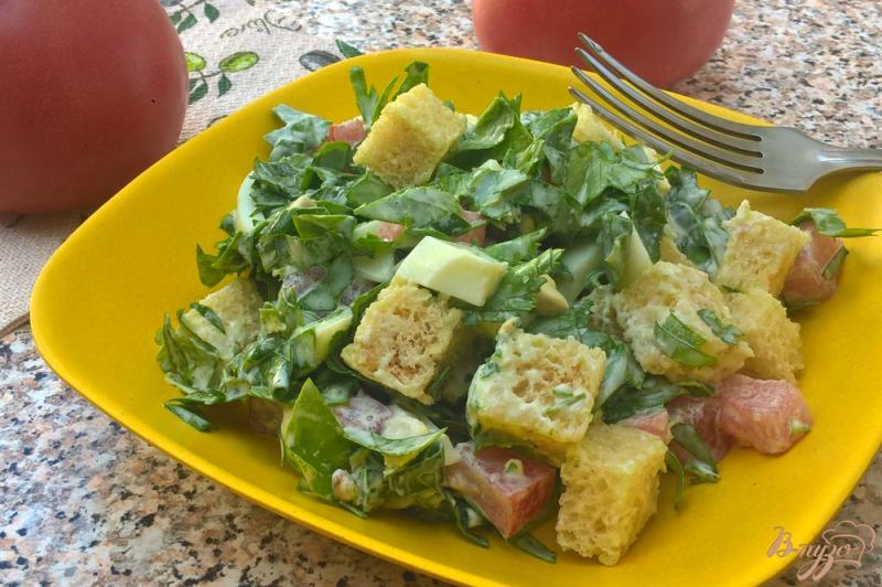 Фото приготовление рецепта: Салат со шпинатом, яйцом и сухариками шаг №4