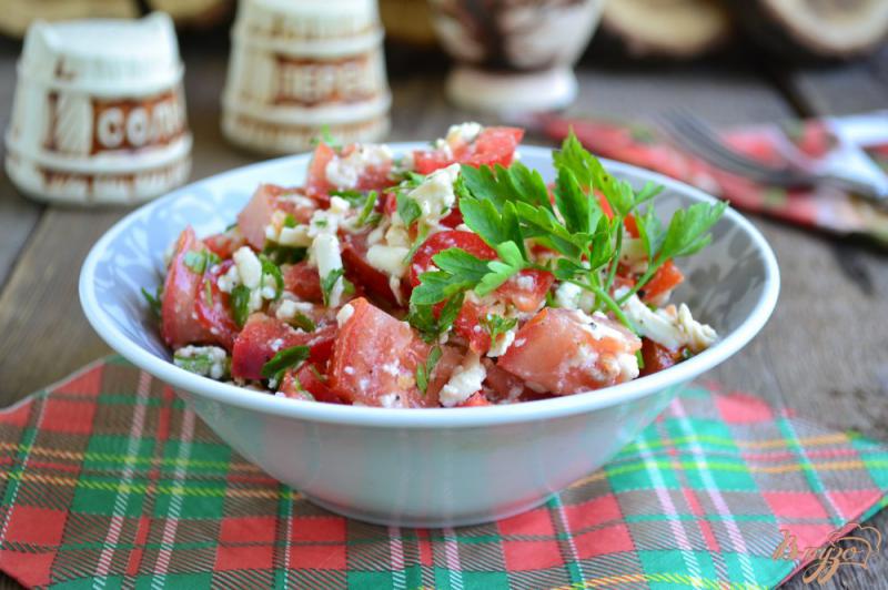 Фото приготовление рецепта: Салат из помидоров с брынзой шаг №5