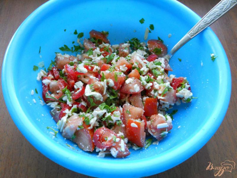 Фото приготовление рецепта: Салат из помидоров с брынзой шаг №4