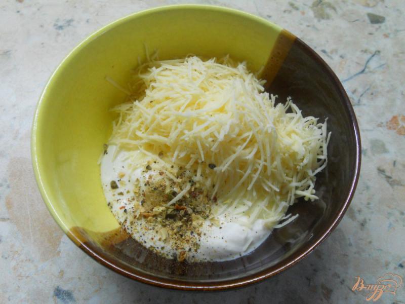 Фото приготовление рецепта: Цветная капуста запеченная с сосисками под сметанно-сырным соусом шаг №3