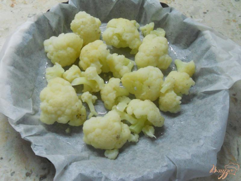 Фото приготовление рецепта: Цветная капуста запеченная с сосисками под сметанно-сырным соусом шаг №2