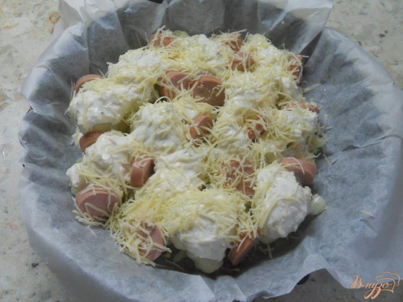 Фото приготовление рецепта: Цветная капуста запеченная с сосисками под сметанно-сырным соусом шаг №4