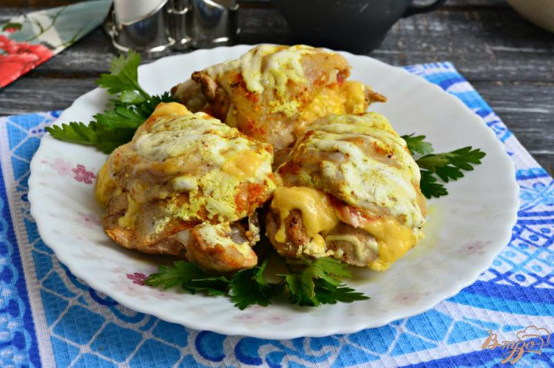 Фото приготовление рецепта: Куриные бедра с сыром и помидорами на пару шаг №6