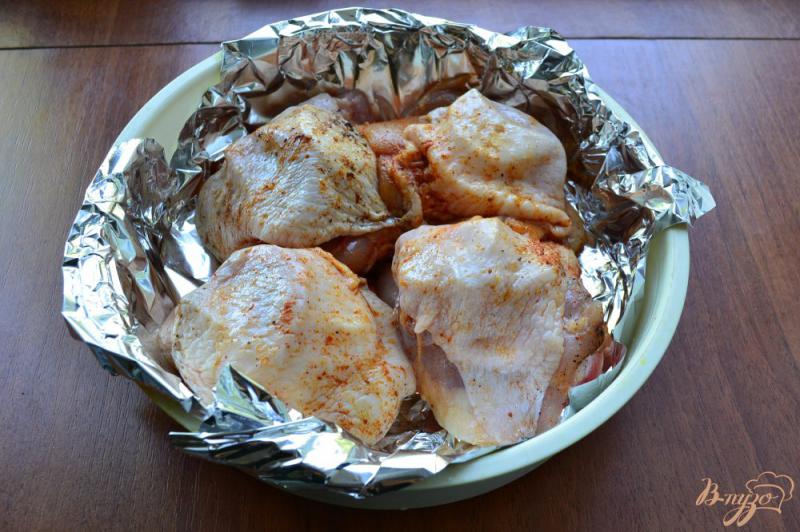 Фото приготовление рецепта: Куриные бедра с сыром и помидорами на пару шаг №3