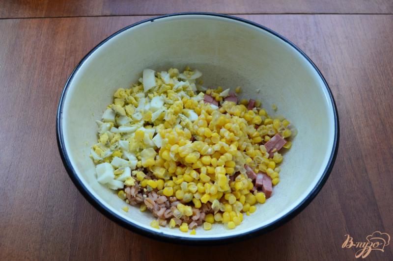 Фото приготовление рецепта: Салат с перловкой,  колбасой и кукурузой шаг №2
