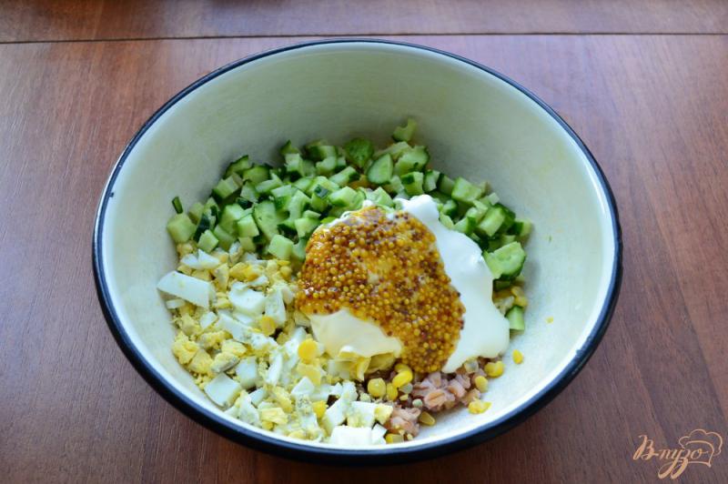 Фото приготовление рецепта: Салат с перловкой,  колбасой и кукурузой шаг №3
