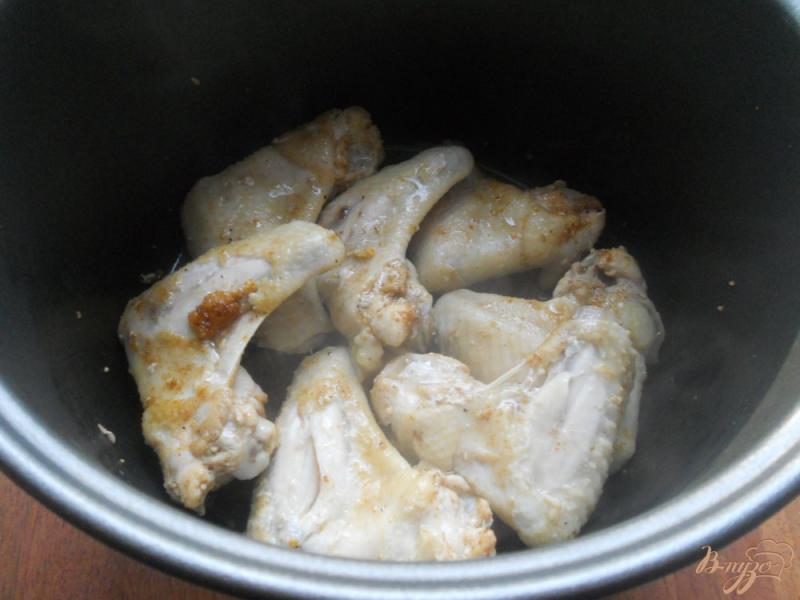 Фото приготовление рецепта: Куриные крылышки в горчично-томатном соусе в мультиварке шаг №3