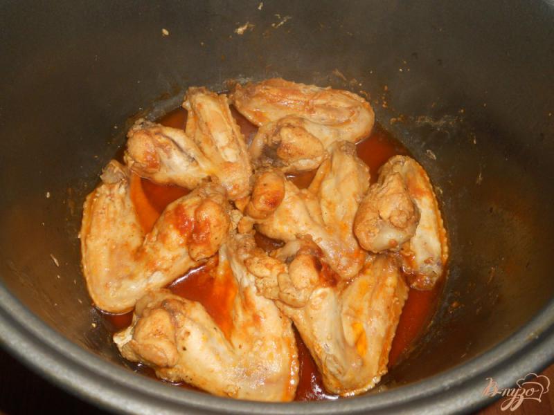 Фото приготовление рецепта: Куриные крылышки в горчично-томатном соусе в мультиварке шаг №5