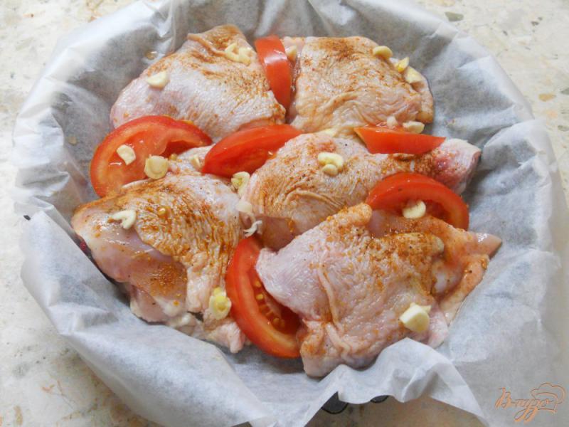 Фото приготовление рецепта: Курица запеченная с помидорами под сметанно-томатным соусом шаг №1