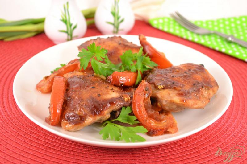 Фото приготовление рецепта: Курица запеченная с помидорами под сметанно-томатным соусом шаг №5