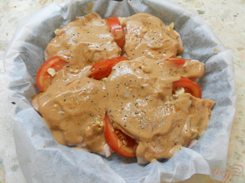 Фото приготовление рецепта: Курица запеченная с помидорами под сметанно-томатным соусом шаг №3