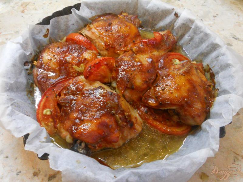 Фото приготовление рецепта: Курица запеченная с помидорами под сметанно-томатным соусом шаг №4