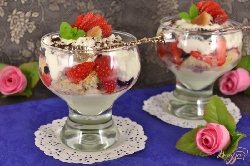 Фото приготовление рецепта: Творожно-ягодный десерт с бисквитом шаг №9
