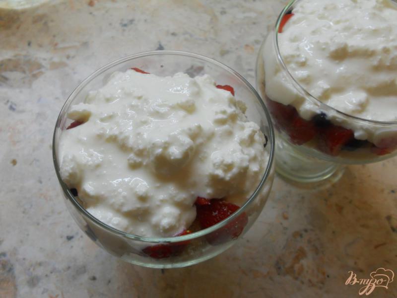 Фото приготовление рецепта: Творожно-ягодный десерт с бисквитом шаг №8