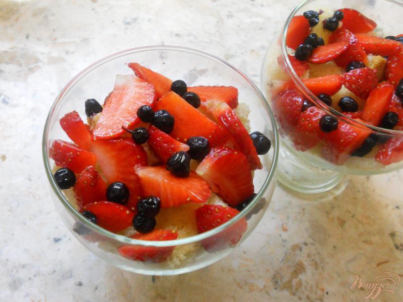 Фото приготовление рецепта: Творожно-ягодный десерт с бисквитом шаг №7