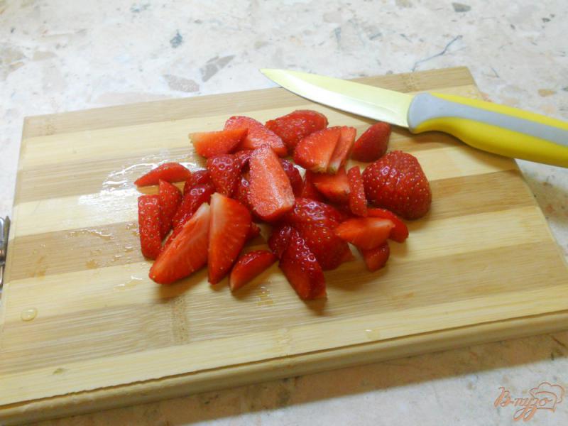 Фото приготовление рецепта: Творожно-ягодный десерт с бисквитом шаг №4