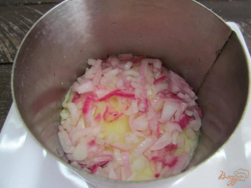 Фото приготовление рецепта: Салат с копченым лососем и свежим огурцом шаг №3