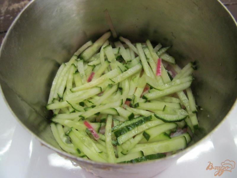 Фото приготовление рецепта: Салат с копченым лососем и свежим огурцом шаг №4