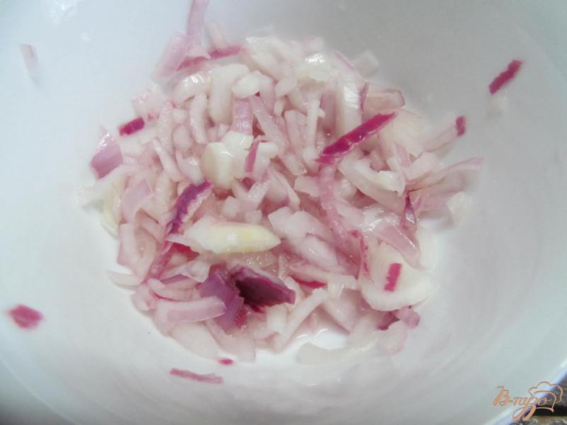 Фото приготовление рецепта: Салат с копченым лососем и свежим огурцом шаг №2