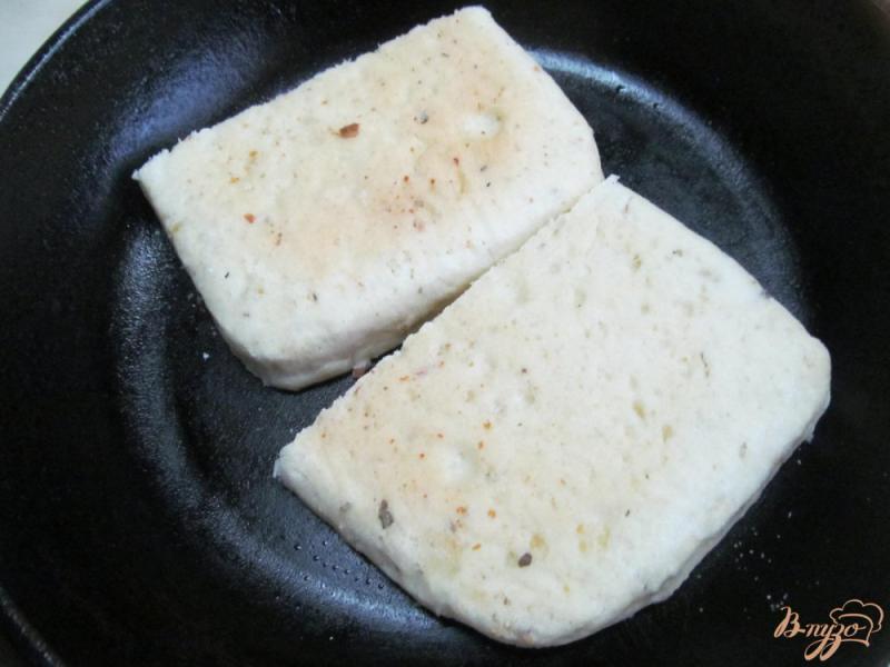Фото приготовление рецепта: Бутерброд с малиной и сыром бри шаг №3