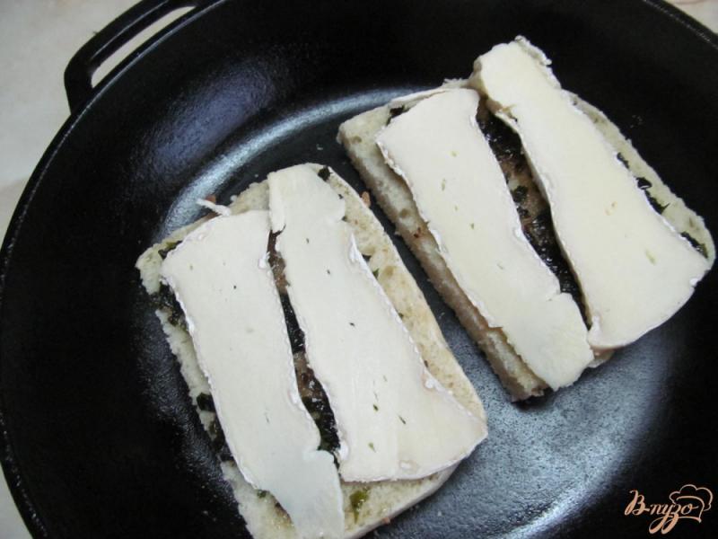 Фото приготовление рецепта: Бутерброд с малиной и сыром бри шаг №5