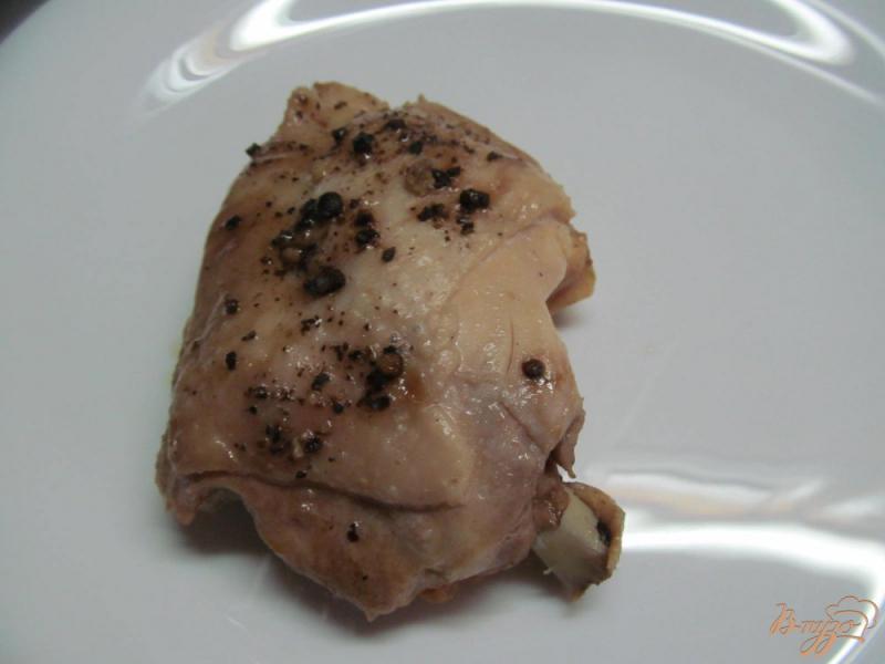 Фото приготовление рецепта: Тушеная курица на овощах шаг №3