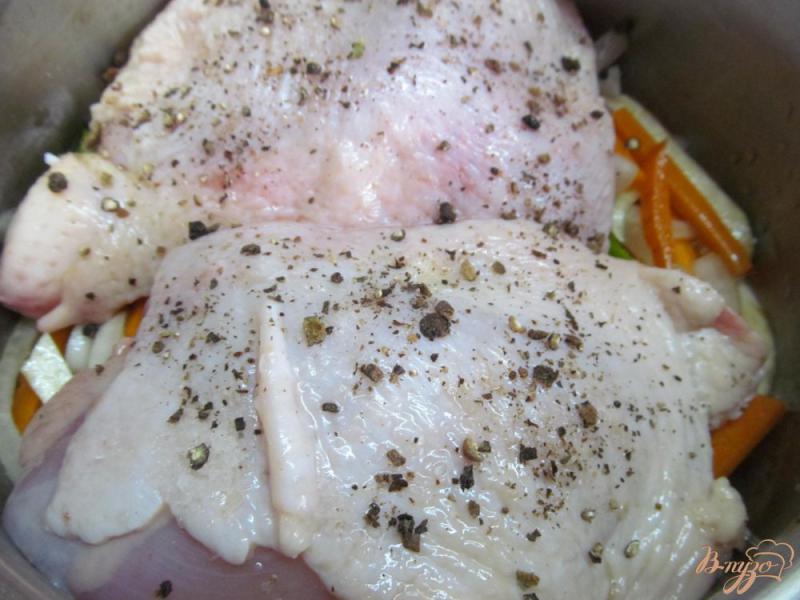 Фото приготовление рецепта: Тушеная курица на овощах шаг №2