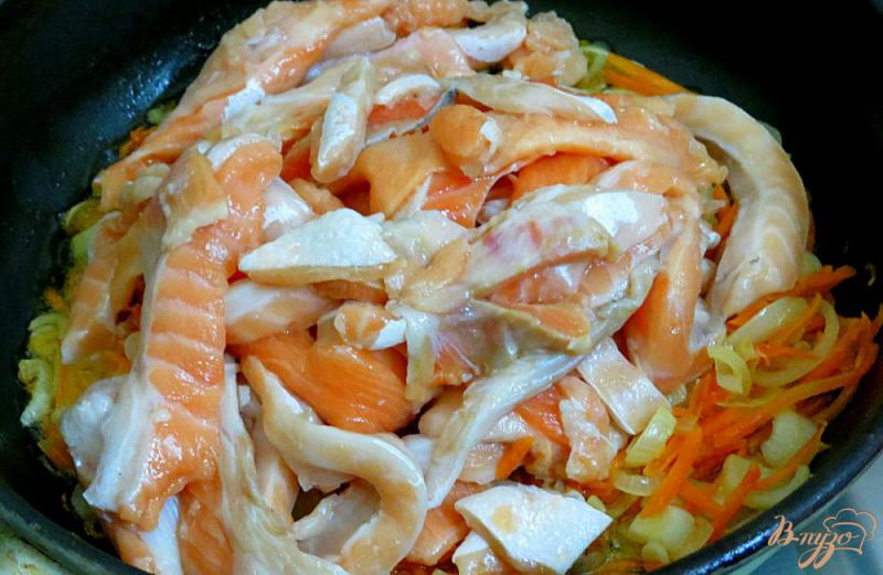 Фото приготовление рецепта: Брюшки лосося в сливочном соусе шаг №4