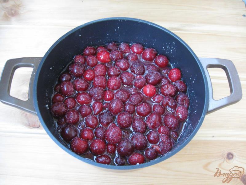 Фото приготовление рецепта: Варенье из малины и вишни без косточек шаг №3